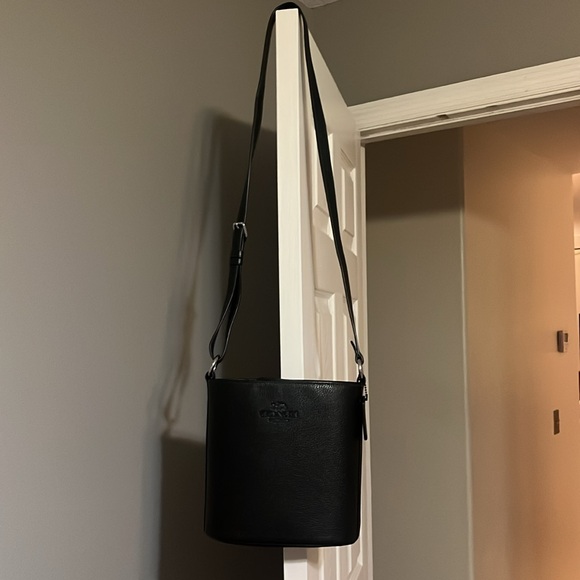 Coach Sophie Bucket bag with adjustable strap and magnet closure.Never worn. - Picture 3 of 6